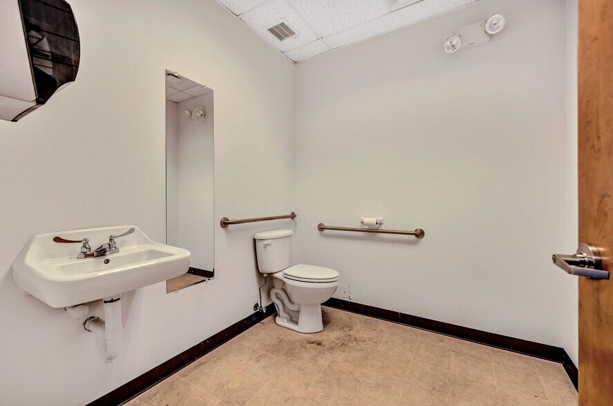 More Photos Of 860 NW Washington Blvd, Hamilton Medical For Lease