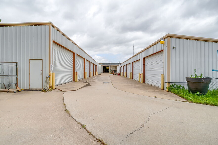 More Photos Of 5938 Eden Dr, Haltom City Warehouse For Lease