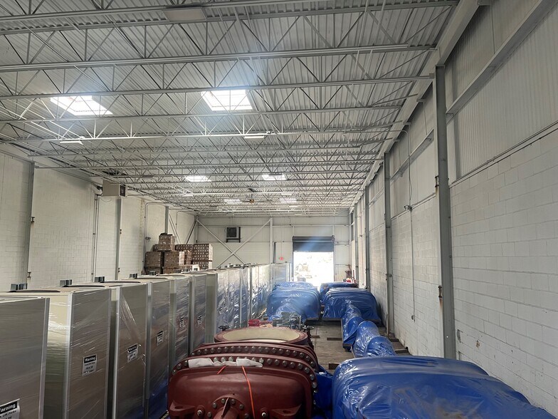 More Photos Of 21260 W 8 Mile Rd, Southfield Warehouse For Lease
