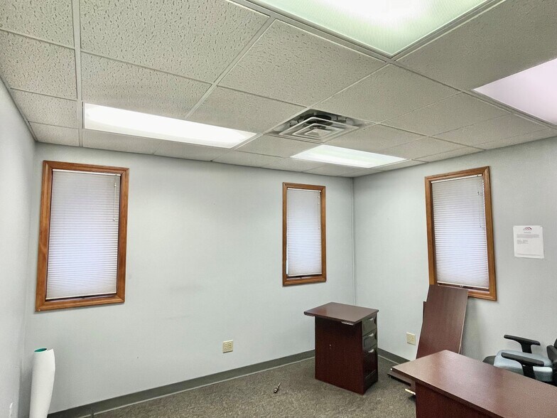 More Photos Of 320 Industrial Dr, Griffith Warehouse For Lease