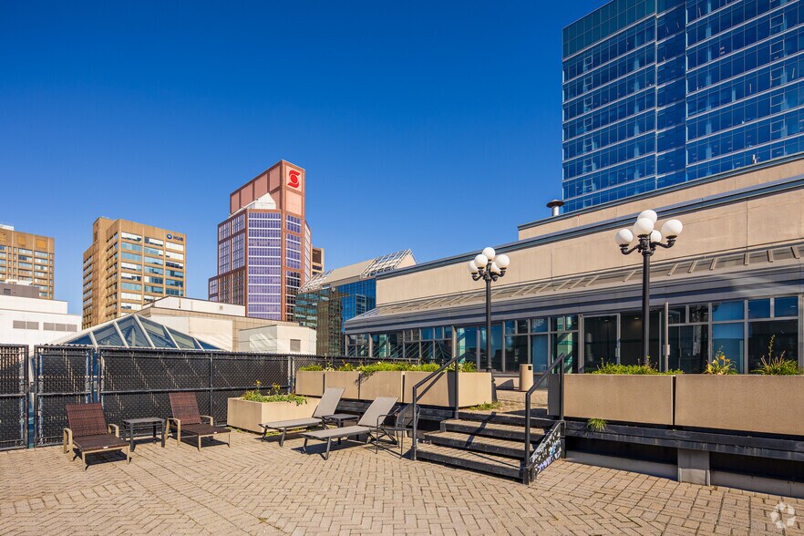 More Photos Of 1555 Rue Peel, Montréal Office For Lease
