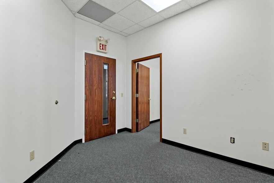 More Photos Of 15 SW Old State Capitol Plz, Springfield Office For Lease