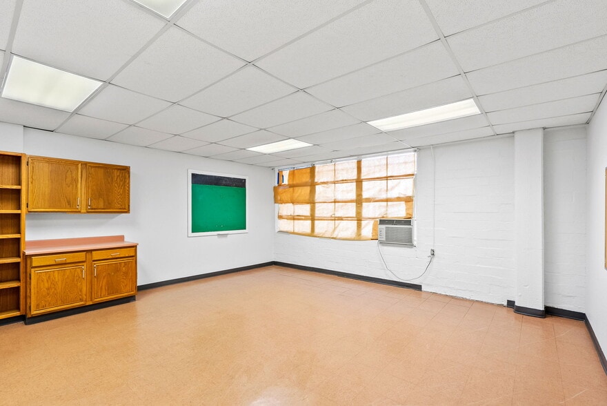 More Photos Of 1701 W Woodlawn Ave, San Antonio Religious Facility For Sale