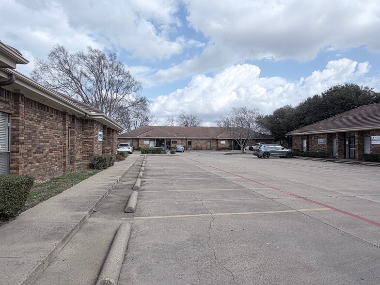 More Photos Of 2313 Roosevelt Dr, Dwg Office For Sale