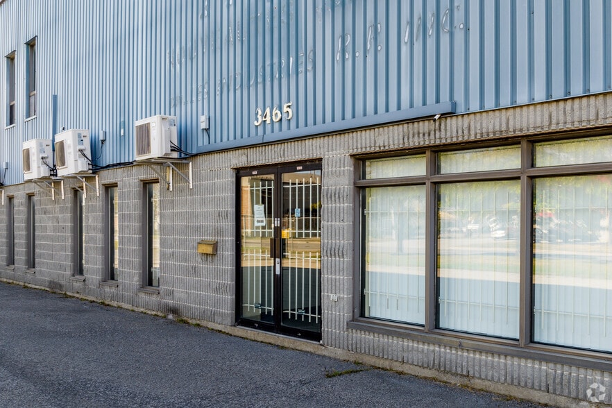 More Photos Of 3437-3465 Boul Des Entreprises, Terrebonne Warehouse For Lease
