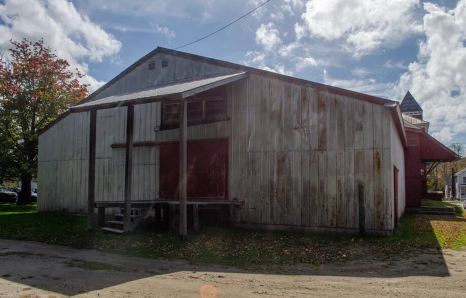 More Photos Of 183 Main St, Hyde Park Showroom For Lease