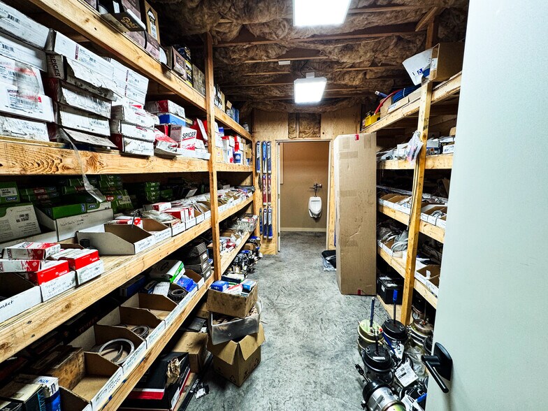 More Photos Of 4 Nora Ln, Pomfret Warehouse For Sale