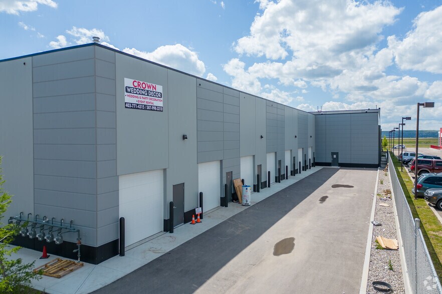 More Photos Of 6520 36 St NE, Calgary Freestanding For Lease