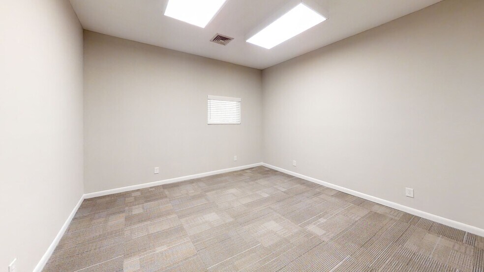 More Photos Of 2920 Edgewood Cir, Columbus Office For Lease