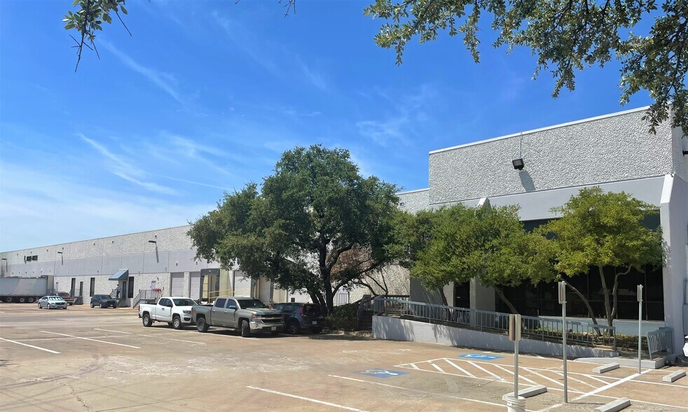 More Photos Of 11025-11035 Switzer Ave, Dallas Distribution For Lease