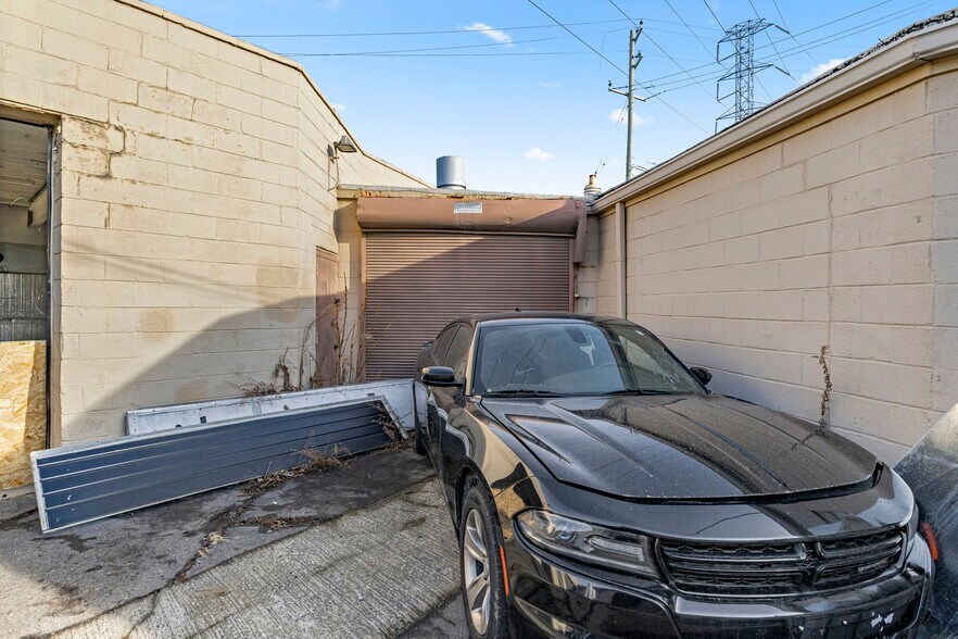 More Photos Of 5420 Oakman Blvd, Dearborn Warehouse For Sale