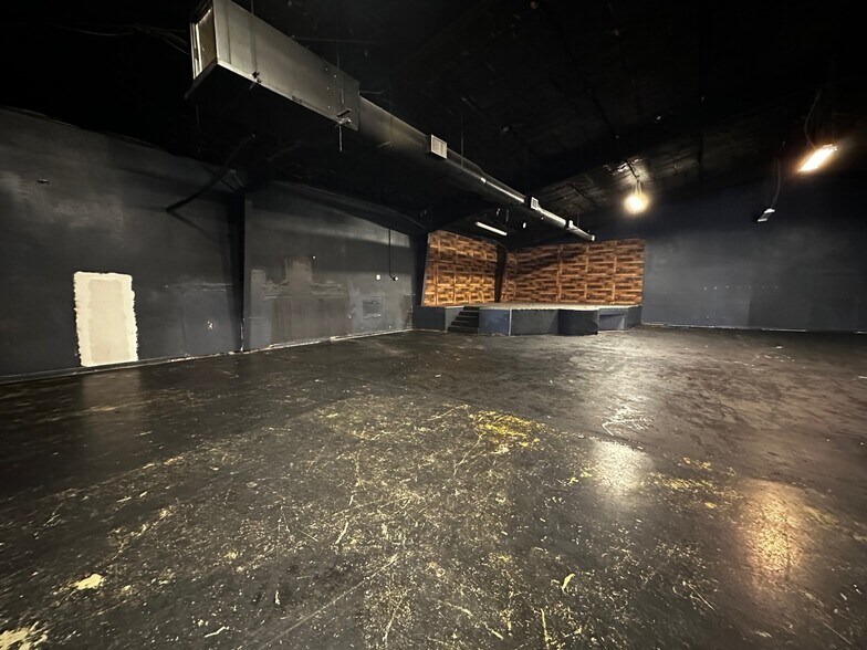 More Photos Of 10126 Jensen Dr, Houston Freestanding For Sale