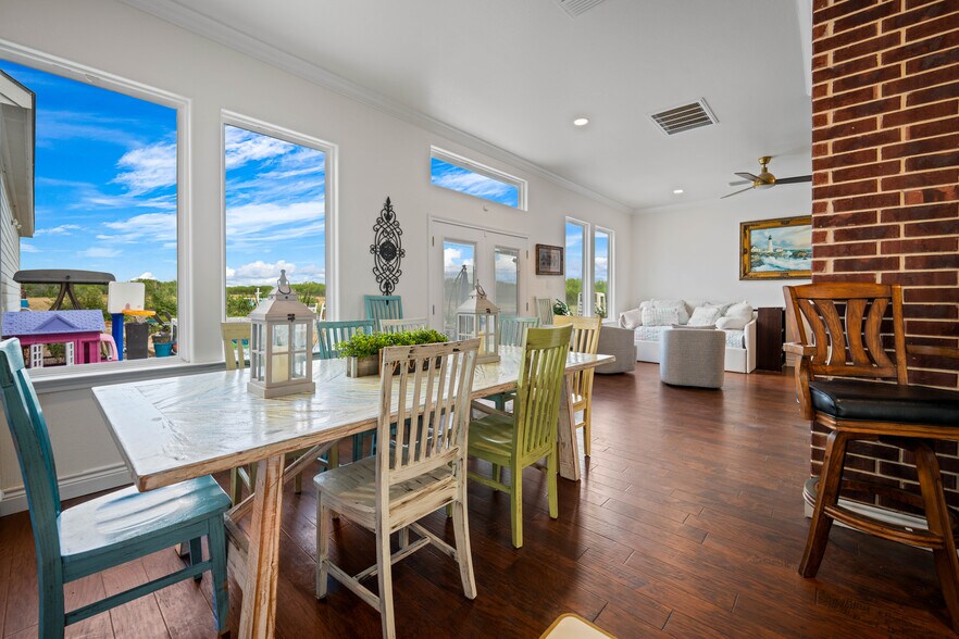 More Photos Of 741 County Road 159, Kenedy Flex For Sale