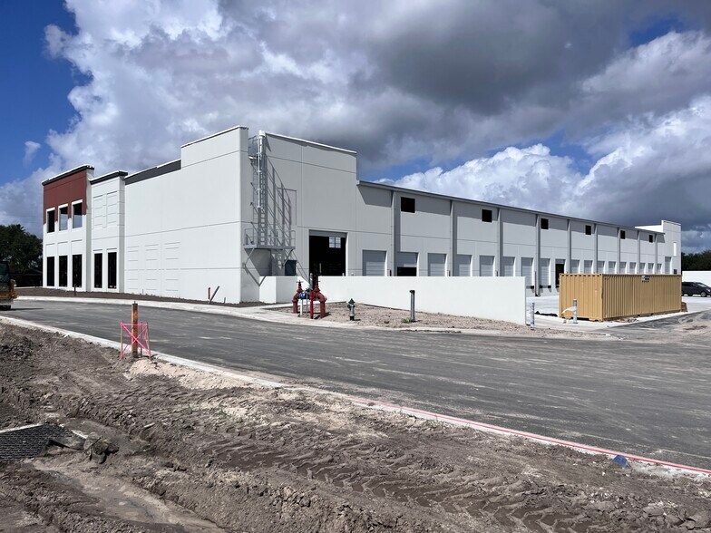 More Photos Of 603 Hennis Rd, Winter Garden Unknown For Lease