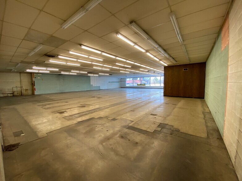 More Photos Of 5690 W Alameda Ave, Lakewood Freestanding For Lease