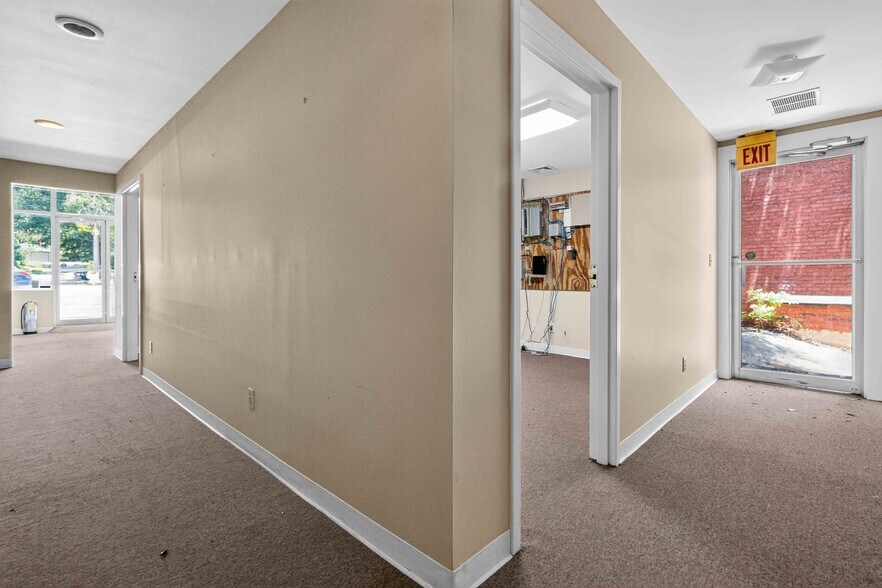 More Photos Of 38 Sycamore St, Jefferson Office For Sale
