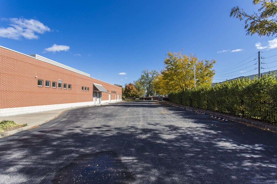 More Photos Of 900 Spring St, Jeffersonville Medical For Lease
