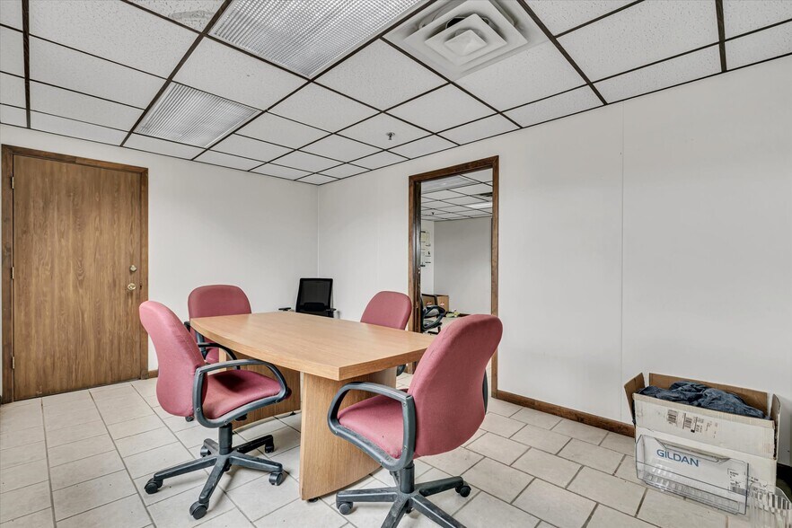 More Photos Of 202 1st St S, Kalona Manufacturing For Sale