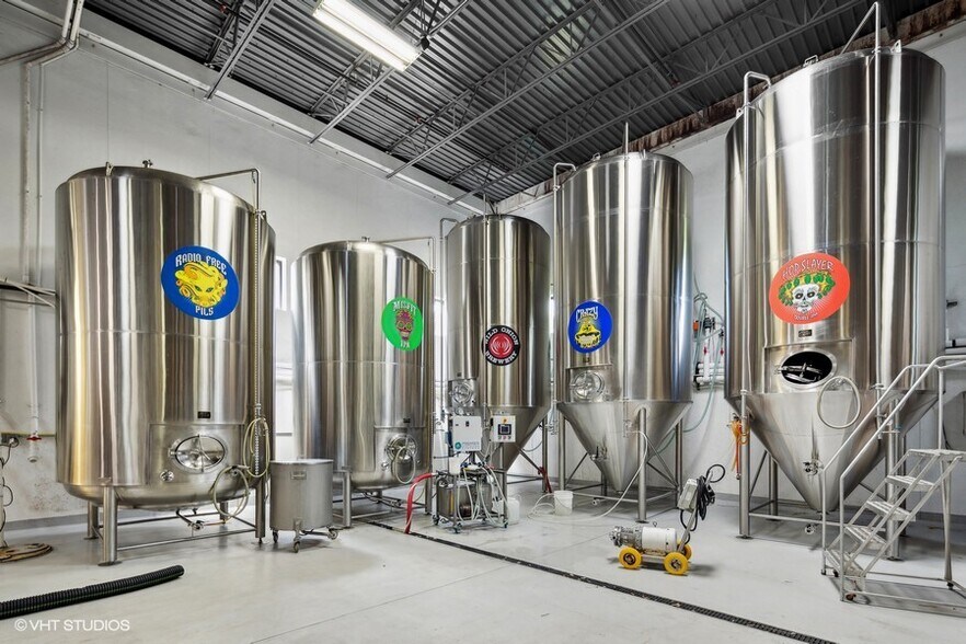 More Photos Of 22221 N Pepper Rd, Lake Barrington General Retail For Sale