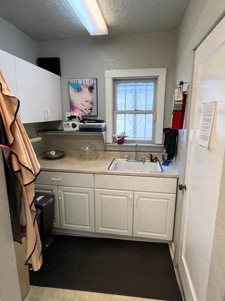 More Photos Of 2747 Riverside Blvd, Sacramento Office Residential For Lease