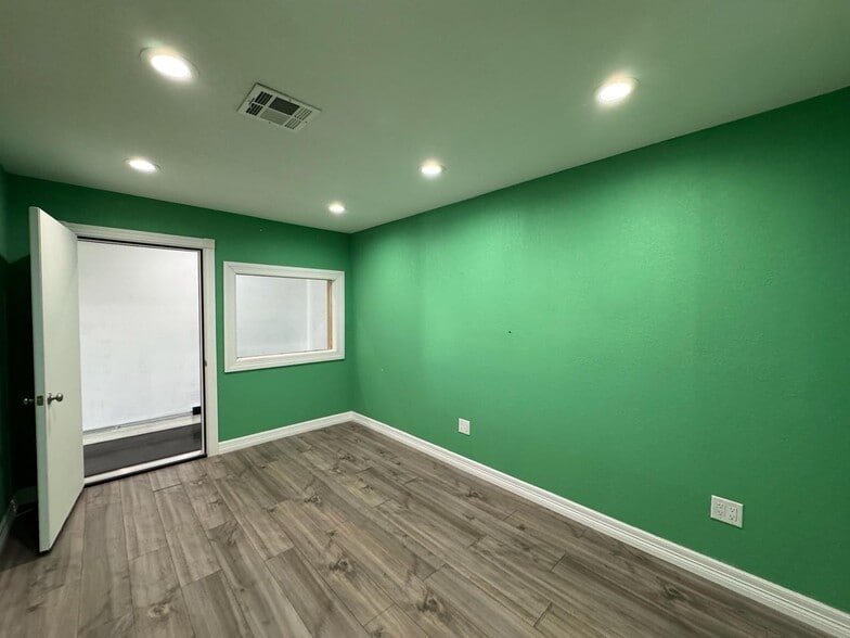More Photos Of 2801-2825 Gulf Fwy, Houston Unknown For Lease