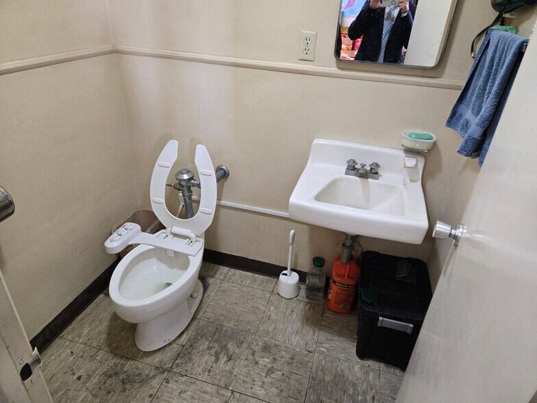 More Photos Of 1122 S Alvarado St, Los Angeles Warehouse For Lease