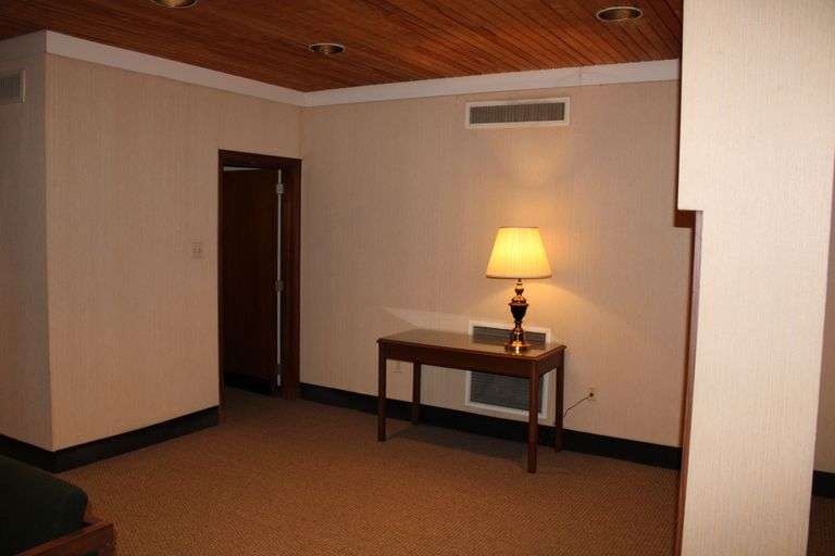 More Photos Of 604 Washington Ave, Greenville Bank For Lease