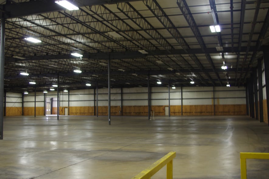 More Photos Of 2602 W Randolph St, Vandalia Distribution For Lease