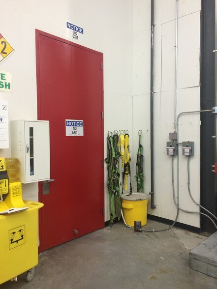 More Photos Of 2915 Gillespie St, Fayetteville Flex For Sale