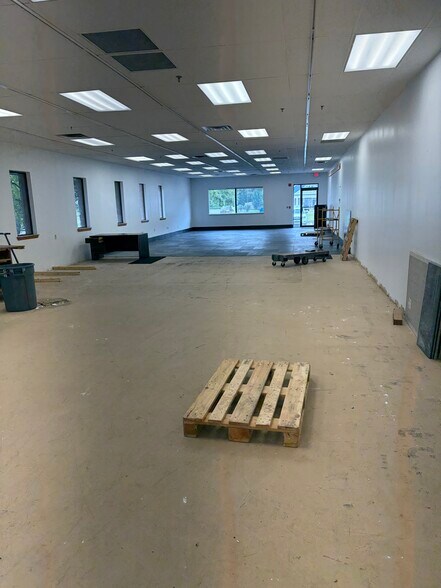 More Photos Of 522 Amherst St, Nashua Showroom For Lease