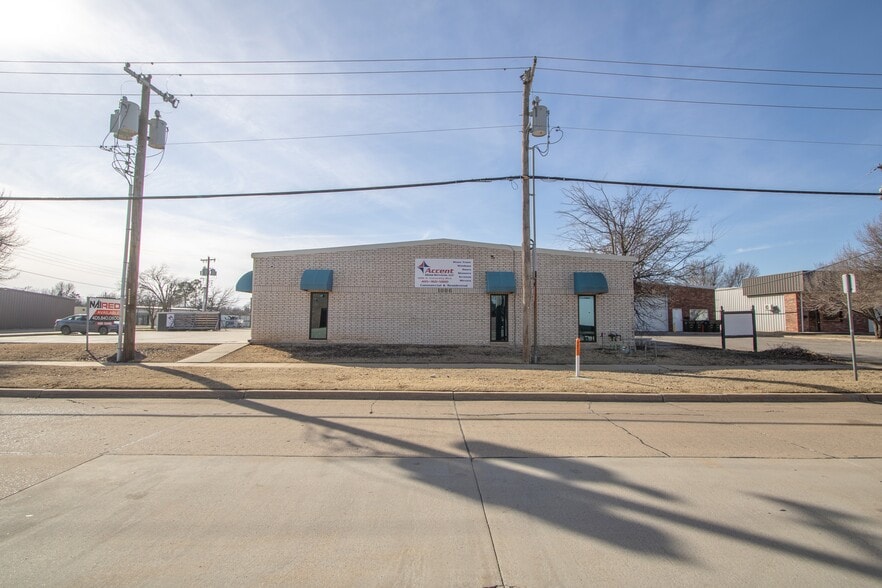 More Photos Of 1006 N University Blvd, Norman Warehouse For Lease
