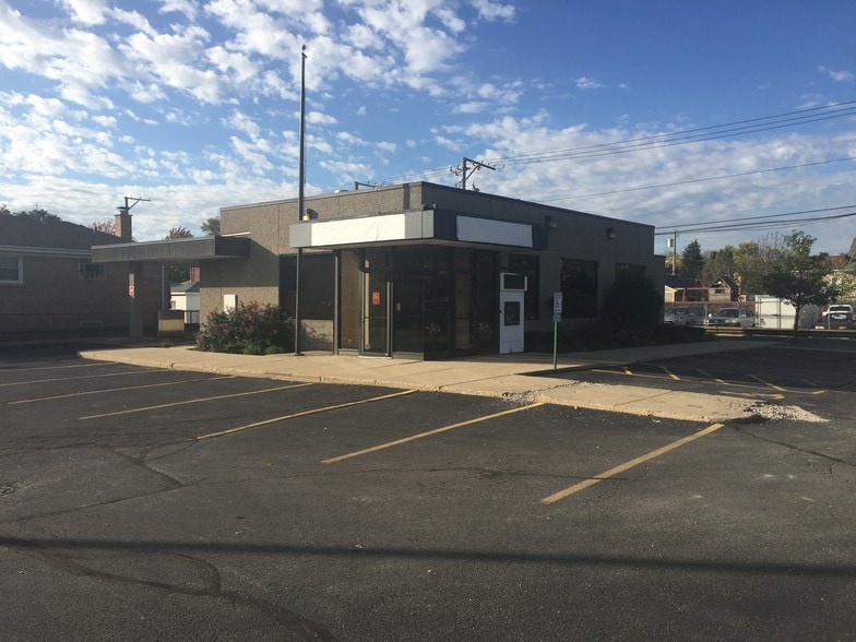 Primary Photo Of 6000 W Montrose Ave, Chicago Bank For Sale