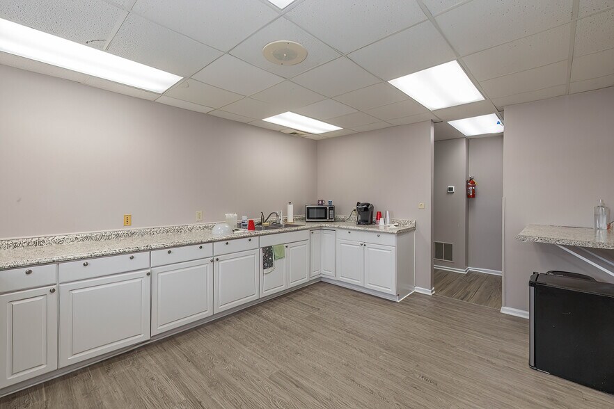 More Photos Of 1026 N Mitthoeffer Rd, Indianapolis Office For Sale