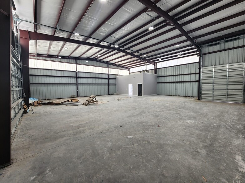 More Photos Of 9334 Ronda Ln, Houston Industrial For Lease