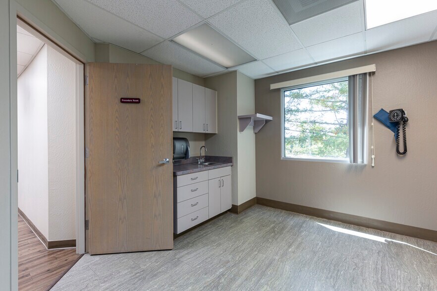 More Photos Of 1600 Creekside Dr, Folsom Medical For Lease