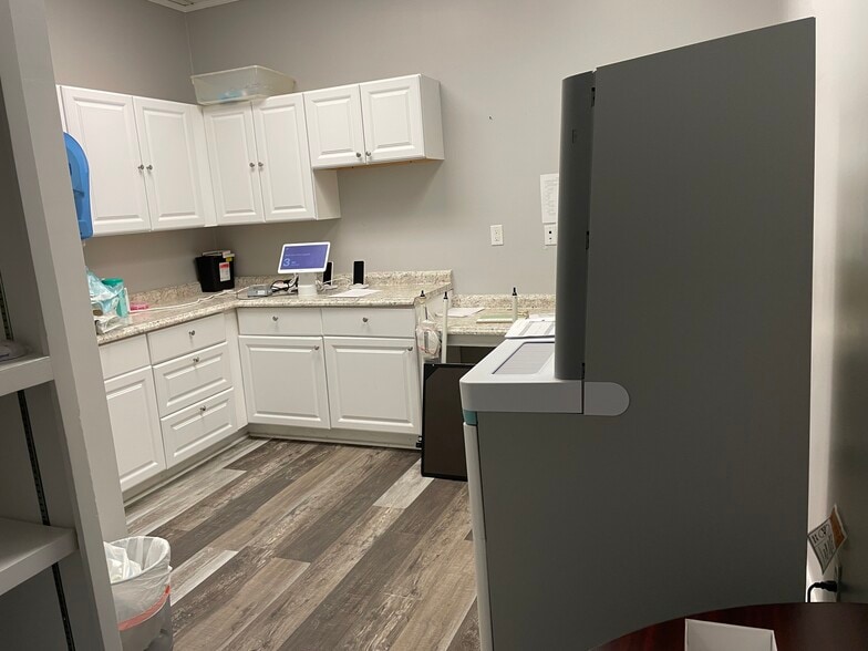 More Photos Of 106 Shoppers Way, Brunswick Unknown For Lease