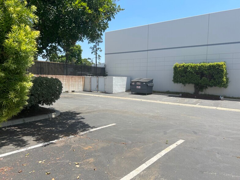 More Photos Of 104 Exchange Pl, Pomona Warehouse For Lease