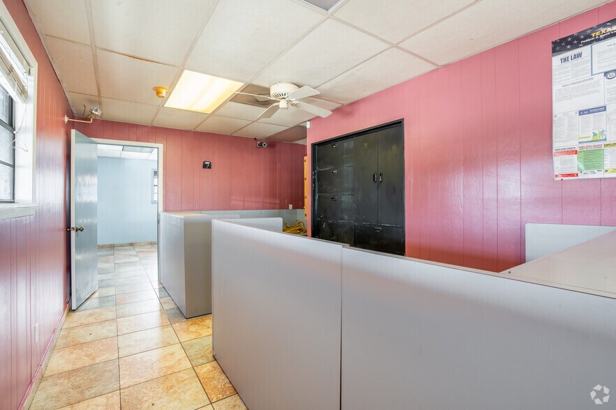 More Photos Of 2606 Shaver St, Pasadena Auto Dealership For Lease