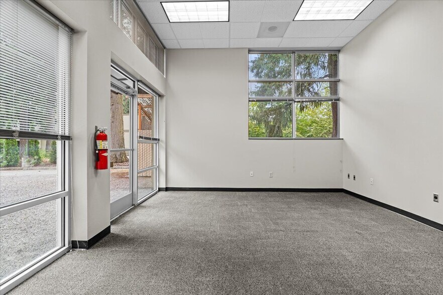 More Photos Of 6455 Lakeview Blvd, Lake Oswego Flex For Lease