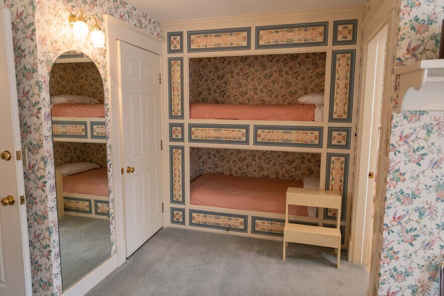 More Photos Of 1111 Washington St, Pella Hospitality For Sale