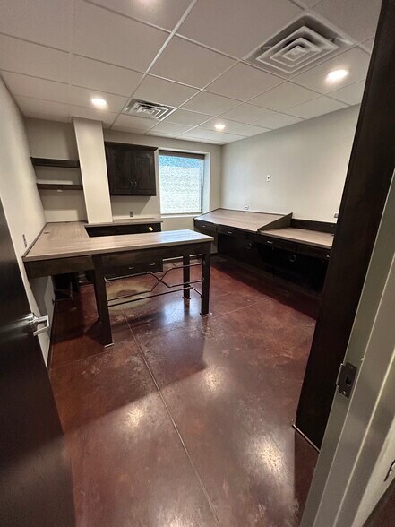 More Photos Of 8576 N Green Hills Rd, Kansas City Flex For Sale