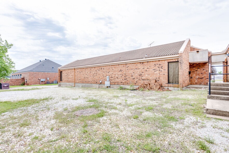 More Photos Of 20 E Dunloup Rd, Shawnee Medical For Sale