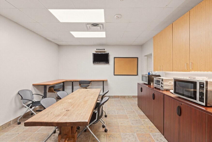 More Photos Of 1506 US-281, Johnson City Office For Sale