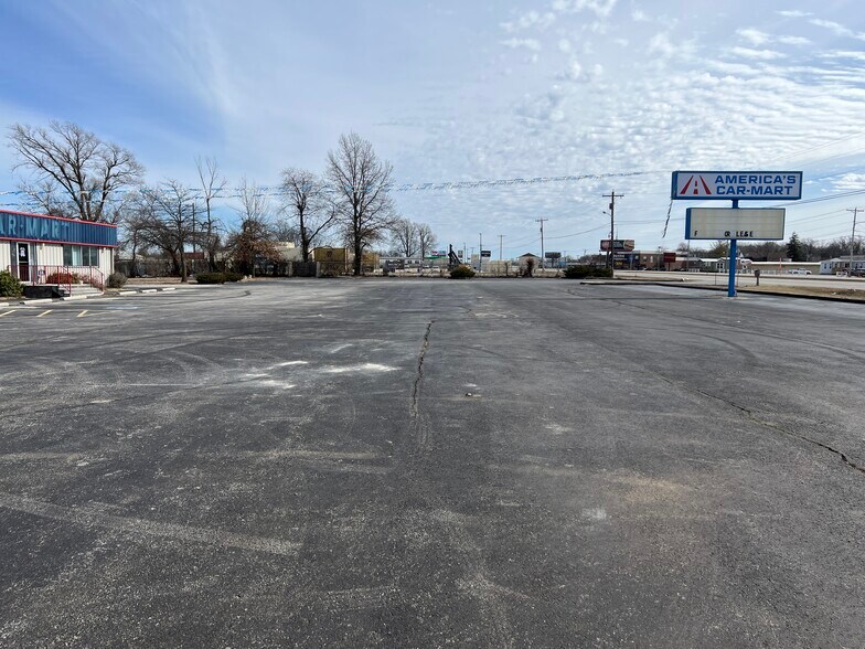 More Photos Of 3245 W Sunshine St, Springfield Auto Dealership For Lease
