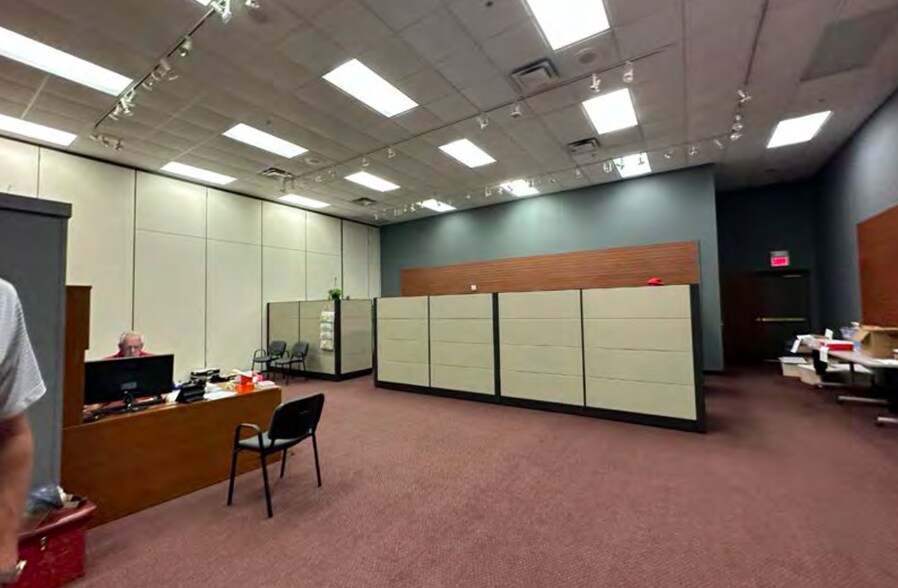 More Photos Of 6270 Este Ave, Cincinnati Showroom For Sale