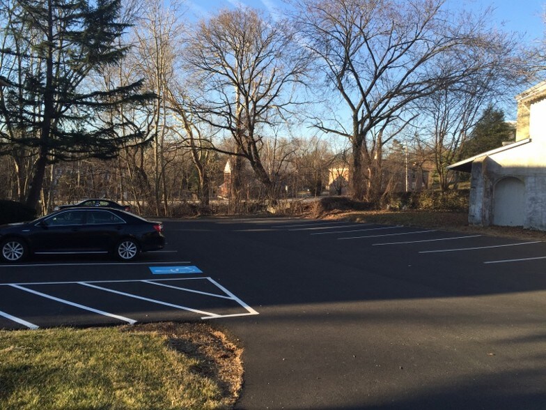 More Photos Of 105 Chesley Dr, Media Office For Lease