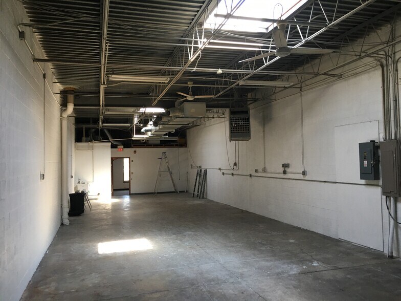 More Photos Of 1201-1219 Paramount Pky, Batavia Warehouse For Lease
