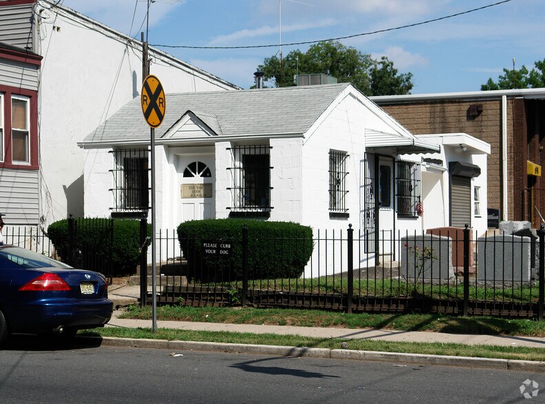 Primary Photo Of 909 Franklin Ave, Newark Restaurant For Sale
