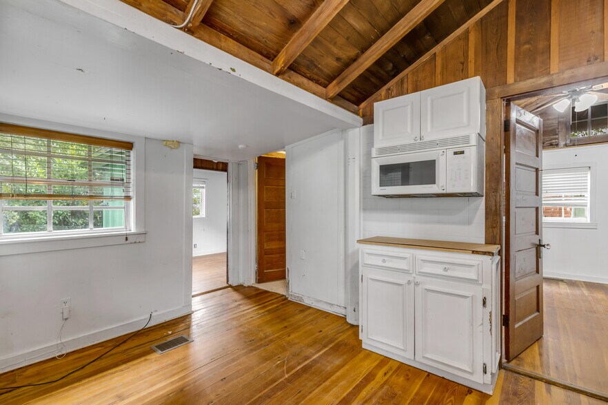 More Photos Of 304 Flagler Ave, New Smyrna Beach Storefront For Sale