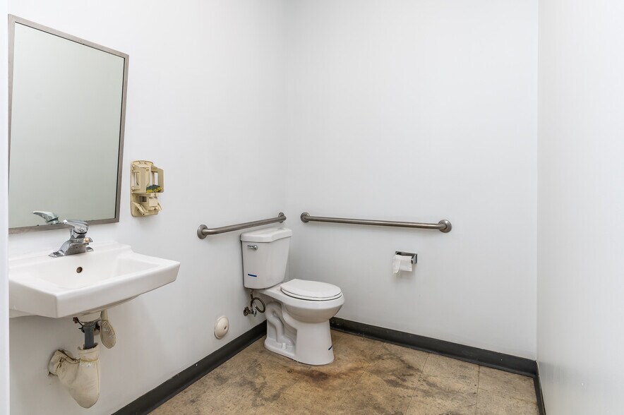 More Photos Of 1200 S Rogers Cir, Boca Raton Warehouse For Lease